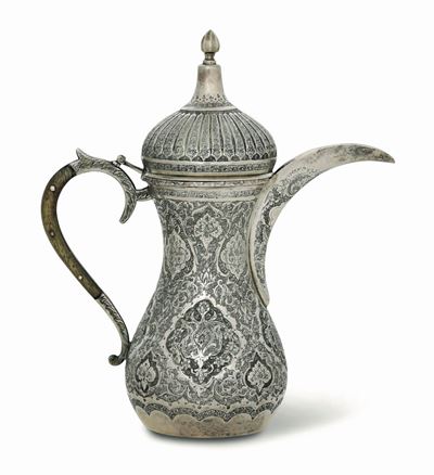 Caffettiera in Argento Fuso, Sbalzato e Cesellato, Arte Ottomana del Medio Oriente (persia?) XIX ...