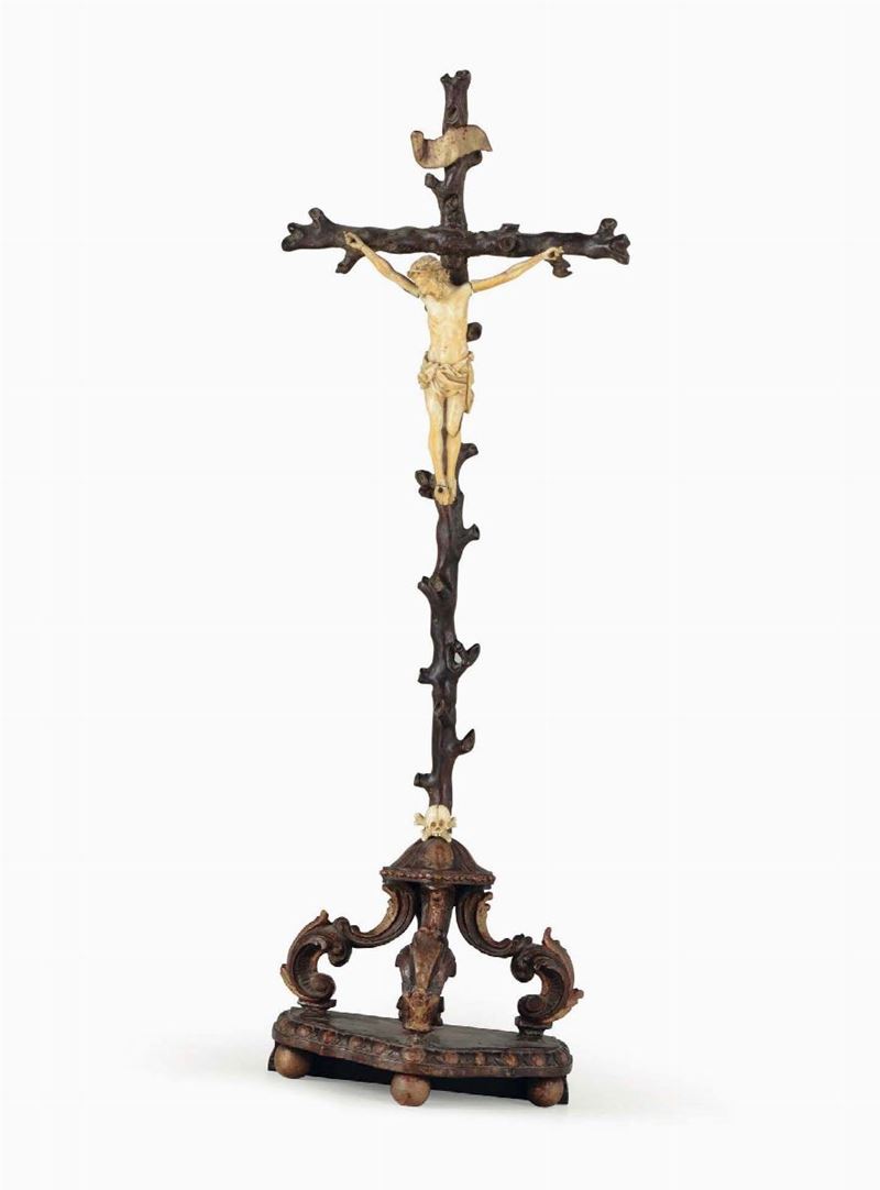 Croce da meditazione in legno scolpito, dipinto e avorio. Arte barocca del XVIII secolo. Germania del sud o Austria  - Asta Scultura e Oggetti d'Arte - Cambi Casa d'Aste