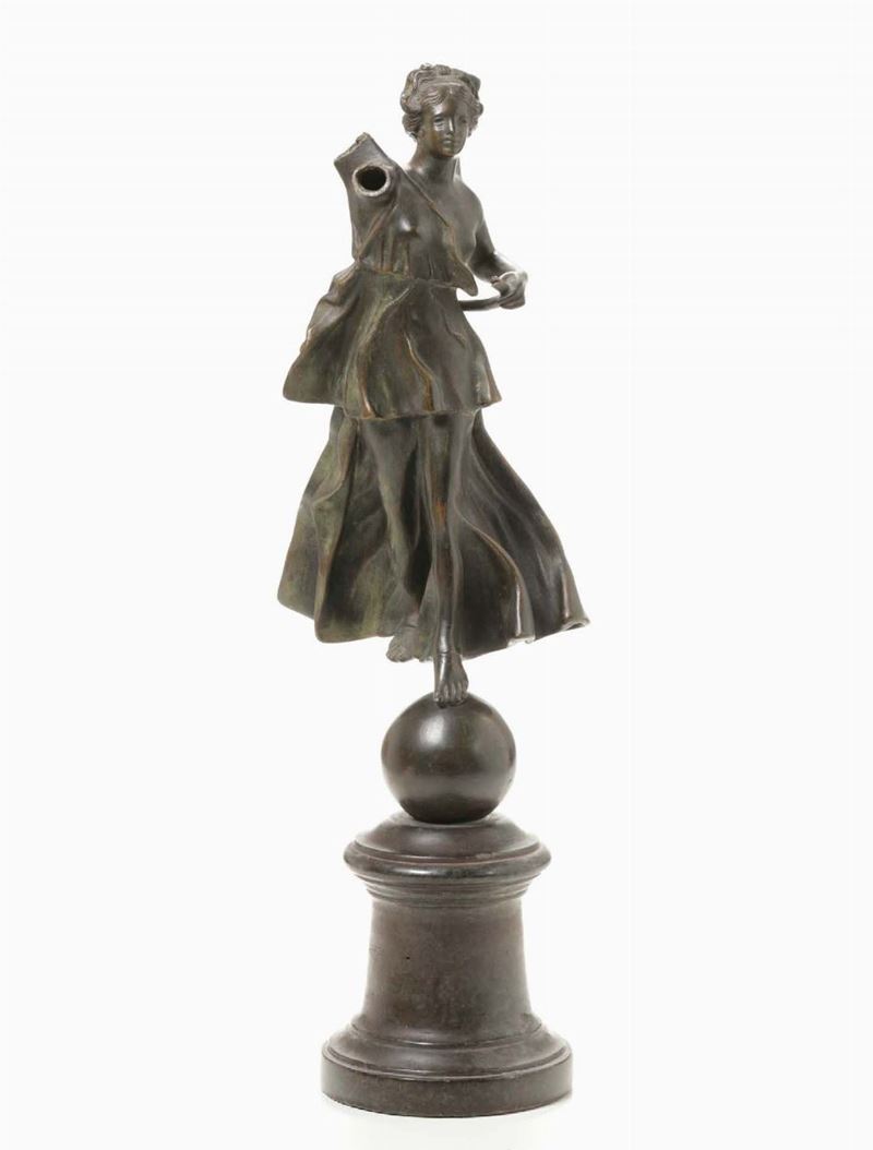 A bronze sculpture of a female figure, 19th century  - Auction Furnitures, Paintings and Works of Art - Cambi Casa d'Aste