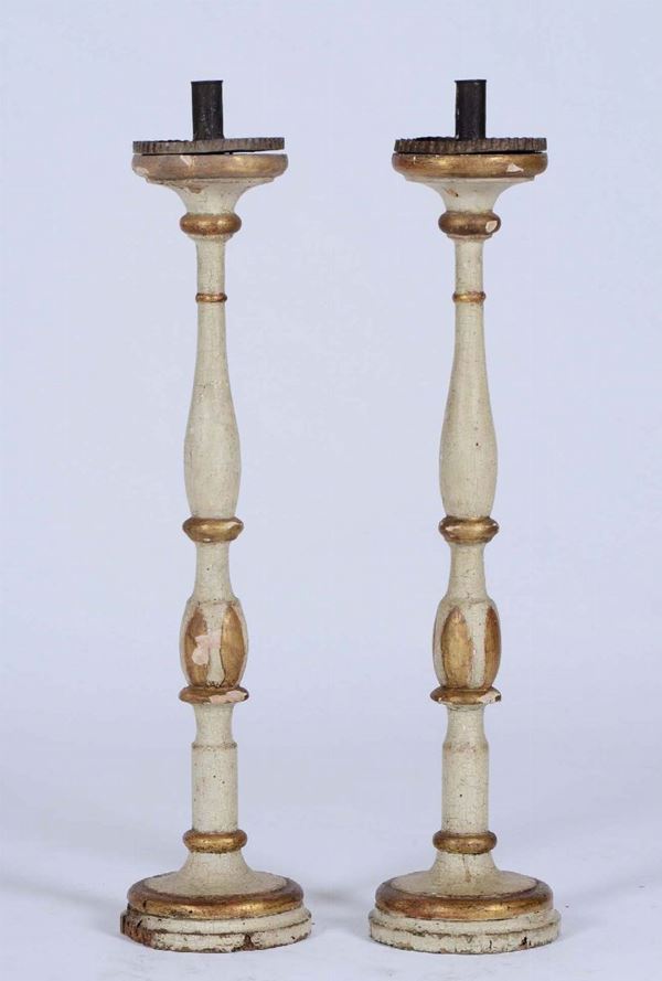Coppia di candelieri in legno tornito, laccato e dorato, XVIII secolo