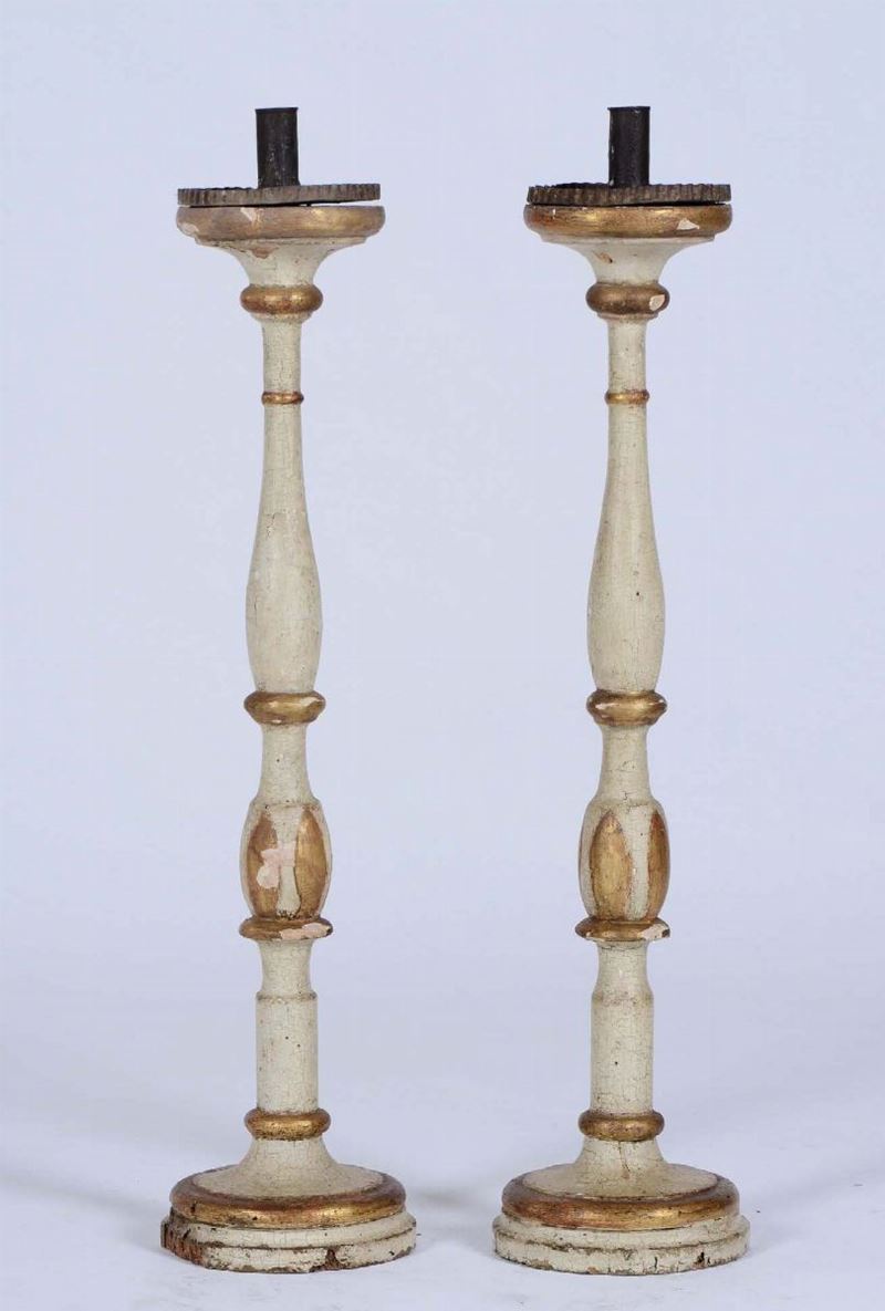 Coppia di candelieri in legno tornito, laccato e dorato, XVIII secolo  - Asta Arredi, Dipinti e Oggetti d'Arte - Cambi Casa d'Aste