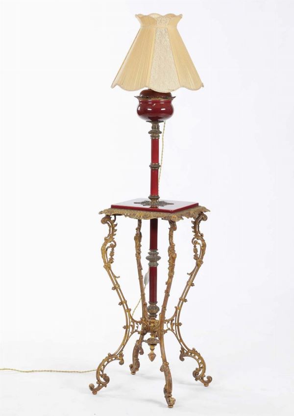 Tavolino con lampada in metallo dorato, XX secolo