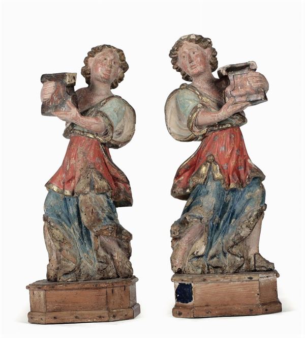 Coppia di angeli reggi torcia in legno policromo e dorato. Italia centrale XVII secolo