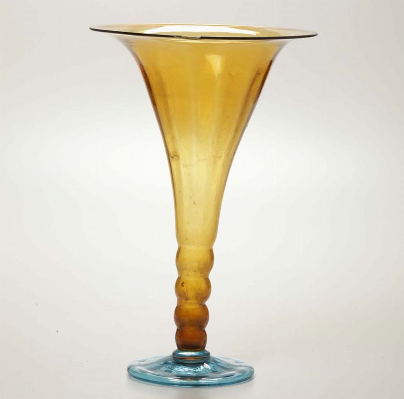 Vaso in vetro soffiato, XX secolo  - Asta Arredi, Dipinti e Oggetti d'Arte - Cambi Casa d'Aste
