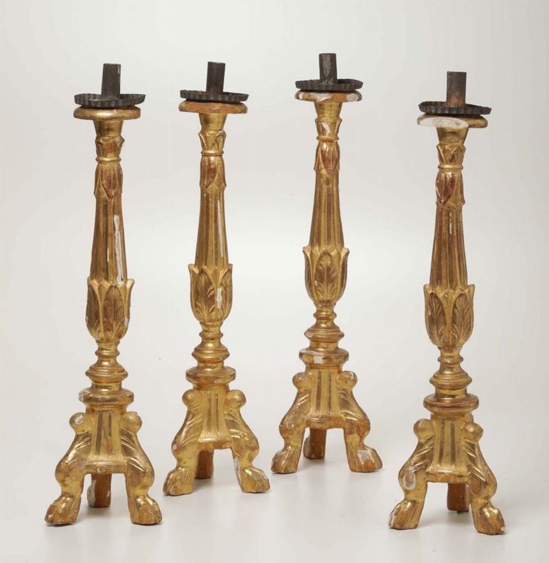 Quattro candelieri in legno intagliato e dorato, XIX-XX secolo  - Asta Arredi, Dipinti e Oggetti d'Arte - Cambi Casa d'Aste