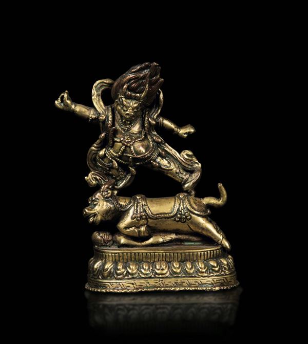 Figura di Dharmapala Santi-Yama in bronzo dorato sopra fiore di loto, Tibet, XVII secolo