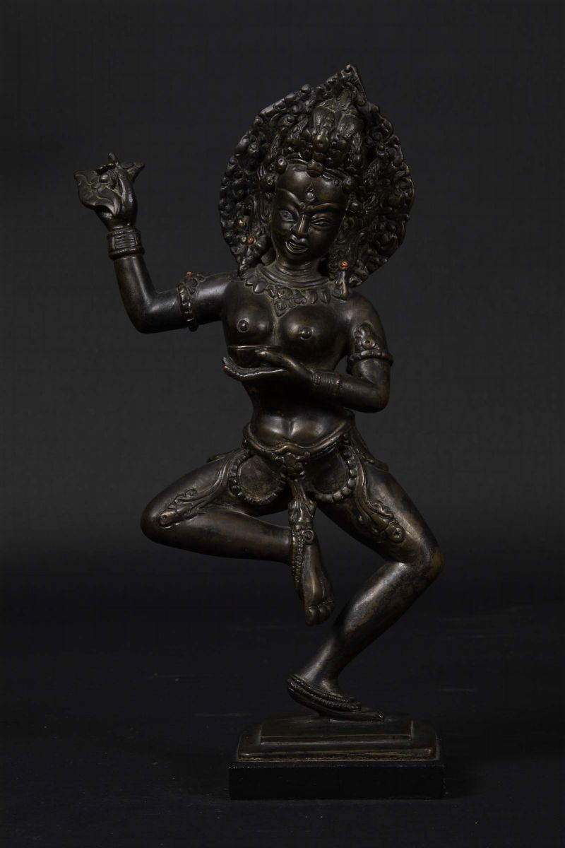 Figura di Vajravarahi in bronzo con dettagli in argento e inserti in corallo, Kashmir, XIV secolo  - Asta Chinese Works of Art - Cambi Casa d'Aste