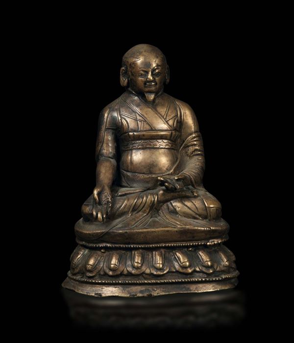 Figura di monaco Sakya-master seduto su fiore di loto in bronzo, Tibet, XV secolo