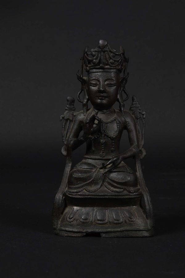 Figura di Buddha incoronato in bronzo seduto su fiore di loto, Cina, Dinastia Ming, XVII secolo