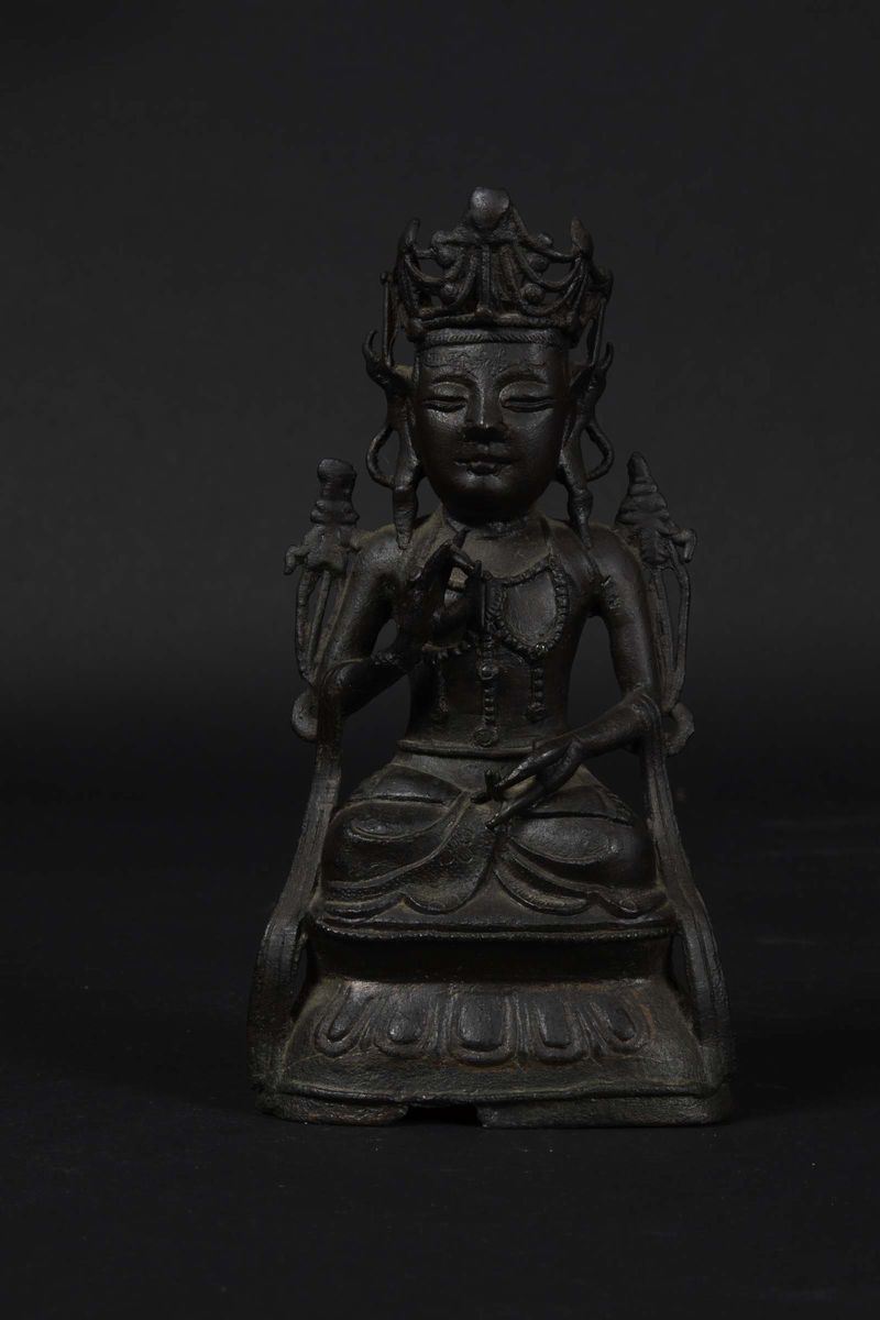 Figura di Buddha incoronato in bronzo seduto su fiore di loto, Cina, Dinastia Ming, XVII secolo  - Asta Chinese Works of Art - Cambi Casa d'Aste