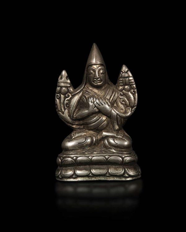 Figura di Lama Tsongkhapa in argento seduto su doppio fiore di loto, Tibet, XVII secolo