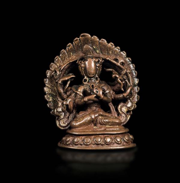 Figura di Amitaya con aura seduta su fiore di loto in bronzo, Nepal, XI secolo