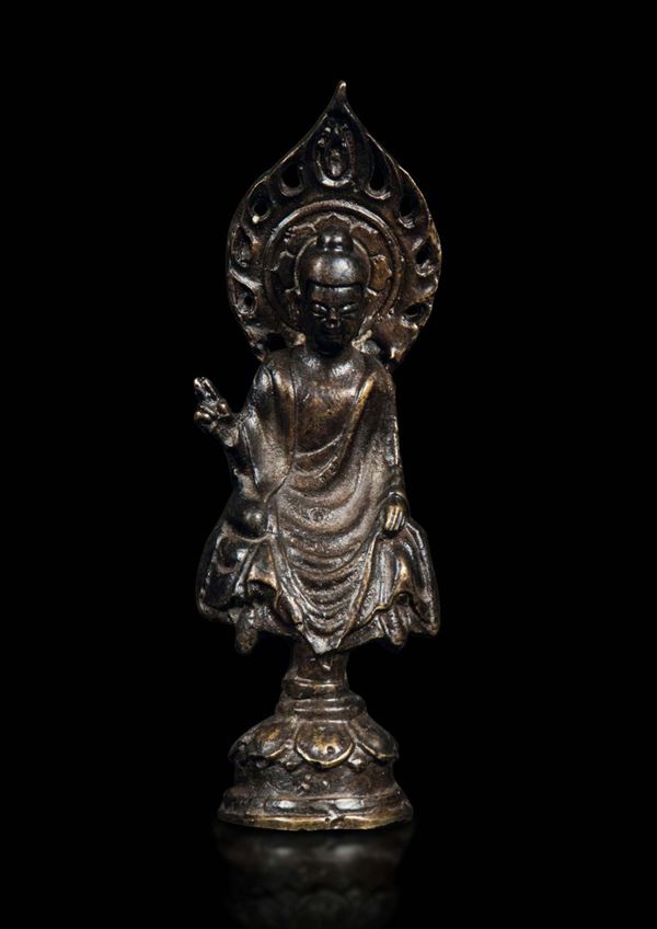 Figura di Buddha con aura e iscrizione in bronzo, Cina, Dinastia Tang (618-906)