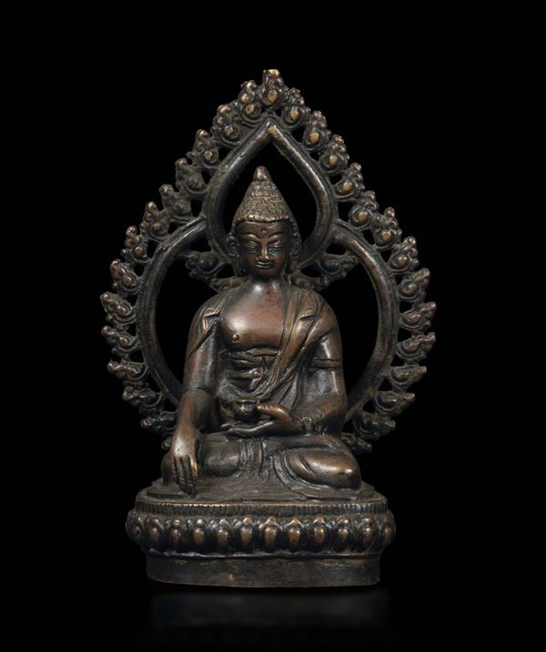 Figura di Buddha Sakyamuni con aura seduto su fiore di loto in bronzo, Tibet, XVII secolo