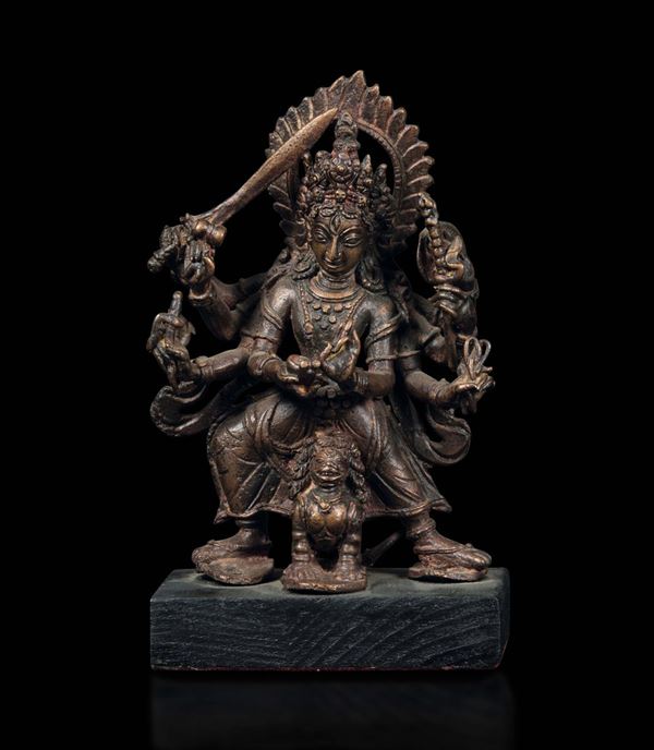 Figura di divinità con aura e simboli del potere in bronzo, Nepal, XVI secolo