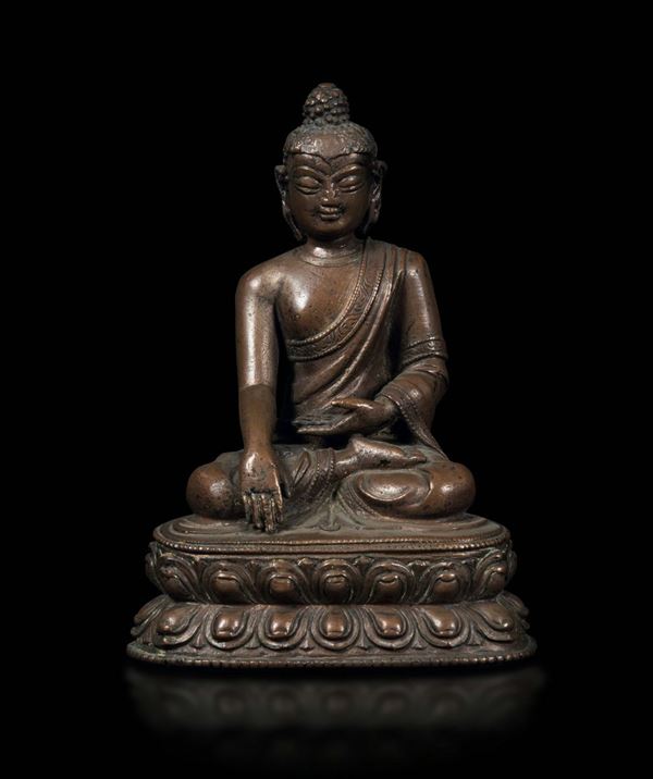 Figura di Buddha Sakyamuni seduto su doppio fiore di loto in bronzo, Tibet, XV-XVI secolo