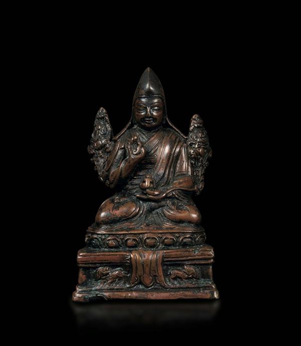 Figura di Lama Tsongkhapa seduto su fiore di loto in bronzo, Tibet, XV secolo