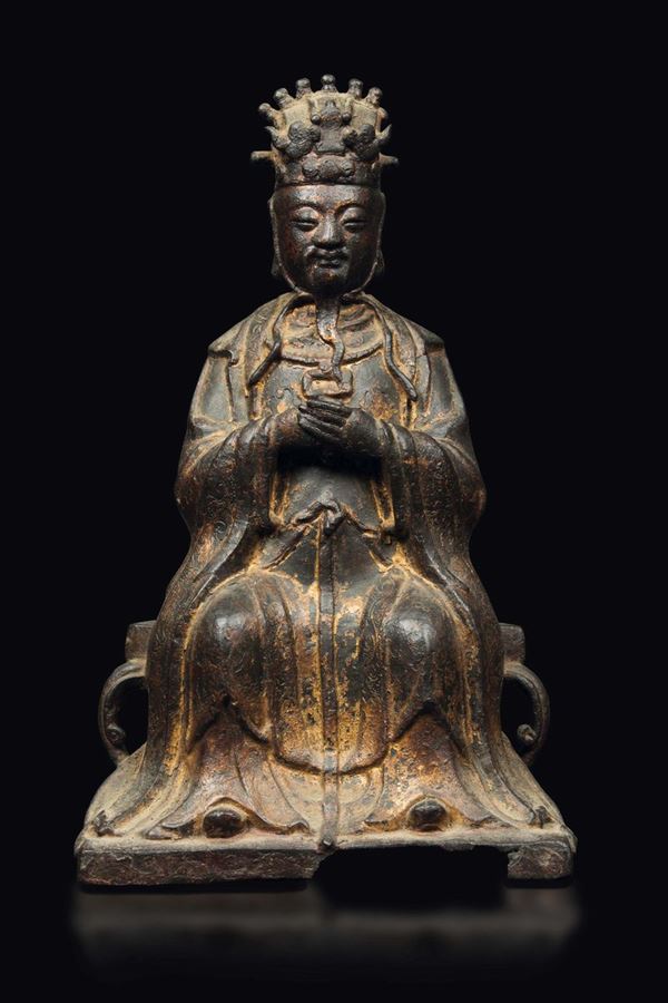 Figura di dignitario seduto in bronzo con tracce di doratura, Cina, Dinastia Ming, XVI-XVII secolo