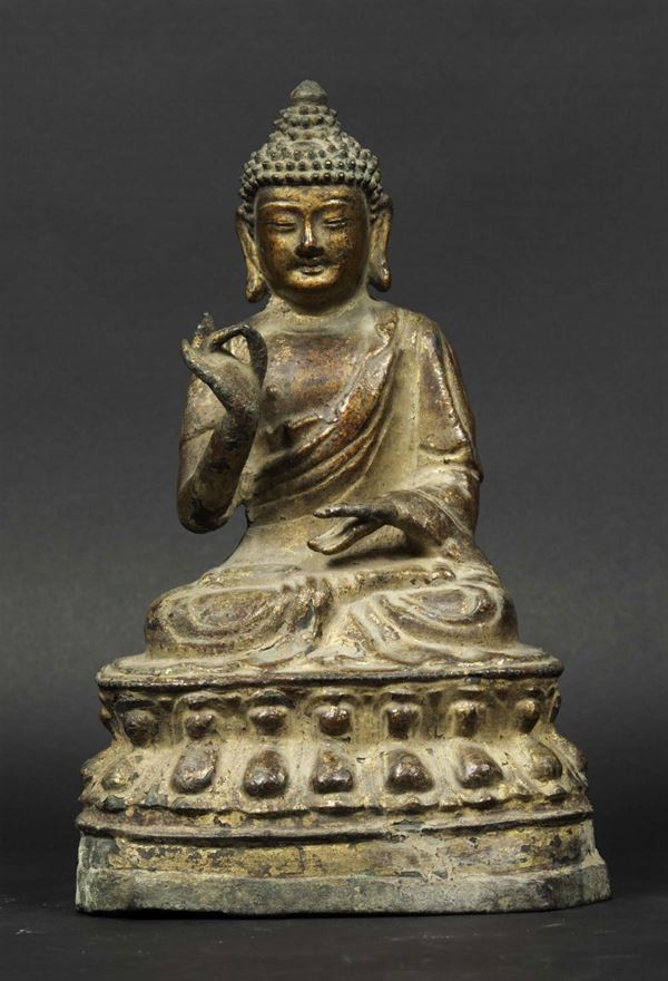 Figura di Buddha Sakyamuni in bronzo con tracce di doratura seduto su doppio fiore di loto, Cina, Dinastia Ming, XVI-XVII secolo