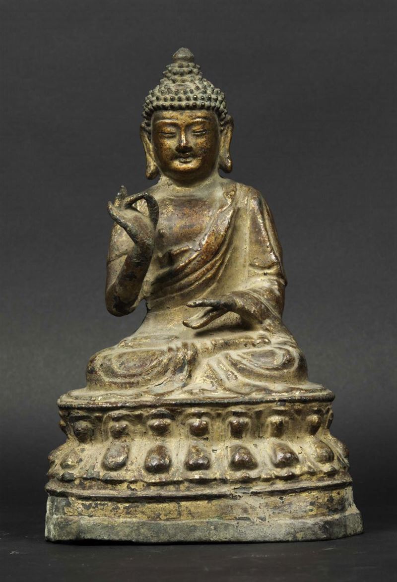 Figura di Buddha Sakyamuni in bronzo con tracce di doratura seduto su doppio fiore di loto, Cina, Dinastia Ming, XVI-XVII secolo  - Asta Chinese Works of Art - Cambi Casa d'Aste
