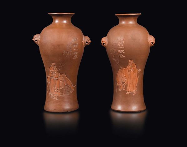 Coppia di vasi in terracotta Yixing con figure di viandanti, iscrizioni e mascheroni, Cina, Dinastia Qing, XIX secolo