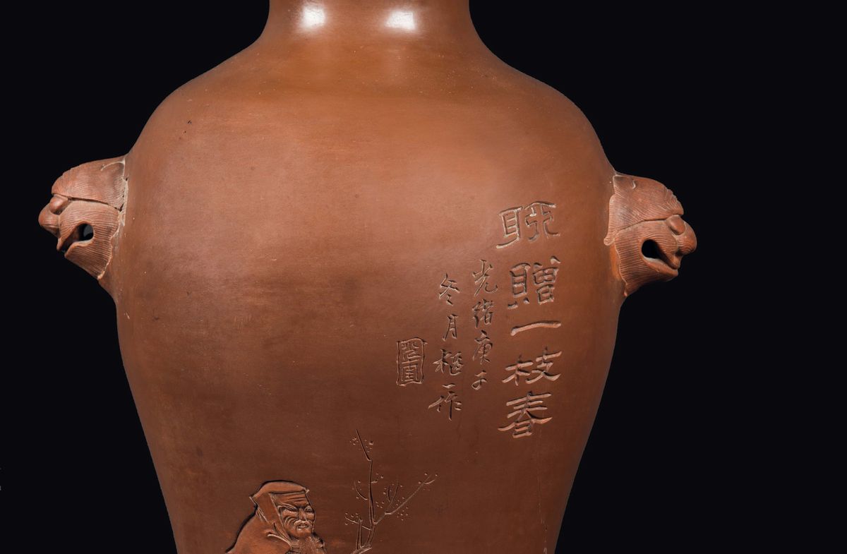 Coppia di Vasi in Terracotta Yixing con Figure di Viandanti, Iscrizioni e Mascheroni, Cina, Dinas...