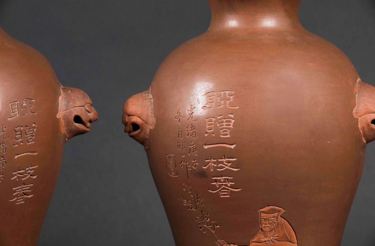 Coppia di Vasi in Terracotta Yixing con Figure di Viandanti, Iscrizioni e Mascheroni, Cina, Dinas...