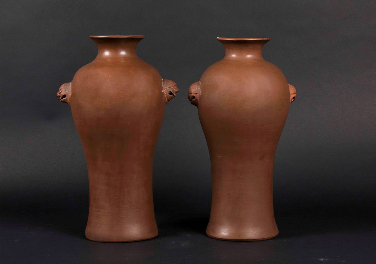 Coppia di Vasi in Terracotta Yixing con Figure di Viandanti, Iscrizioni e Mascheroni, Cina, Dinas...