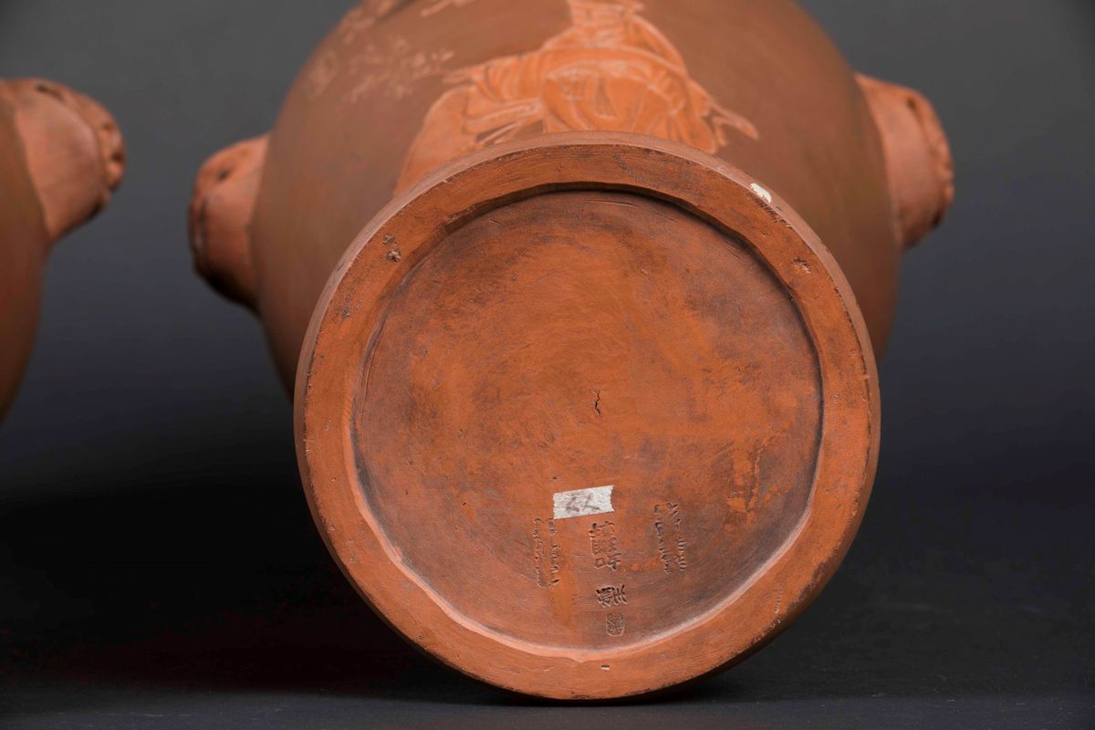 Coppia di Vasi in Terracotta Yixing con Figure di Viandanti, Iscrizioni e Mascheroni, Cina, Dinas...