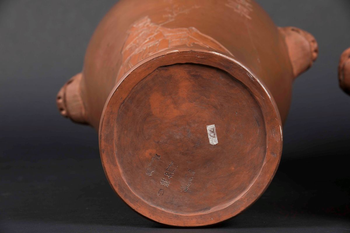 Coppia di Vasi in Terracotta Yixing con Figure di Viandanti, Iscrizioni e Mascheroni, Cina, Dinas...