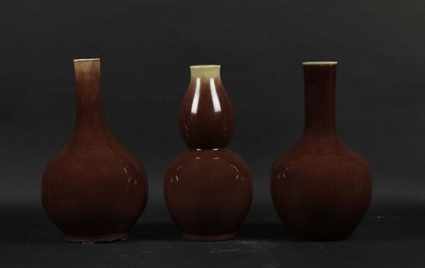 Tre vasi di forme diverse in porcellana monocroma sangue di bue, Cina, Dinastia Qing, XIX secolo