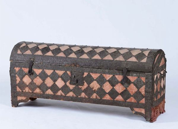 Cassone in metallo e tessuto, XVII secolo
