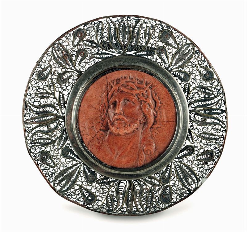 A Christ's head in coral material with a silver filigree frame, Sicily 19th century  - Auction Collectors' Silvers - Cambi Casa d'Aste