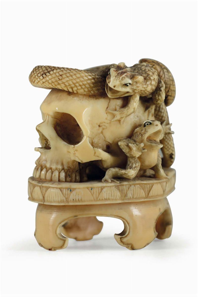 Memento mori in avorio. Giappone XVIII-XIX secolo  - Asta Scultura e Oggetti d'Arte - Cambi Casa d'Aste