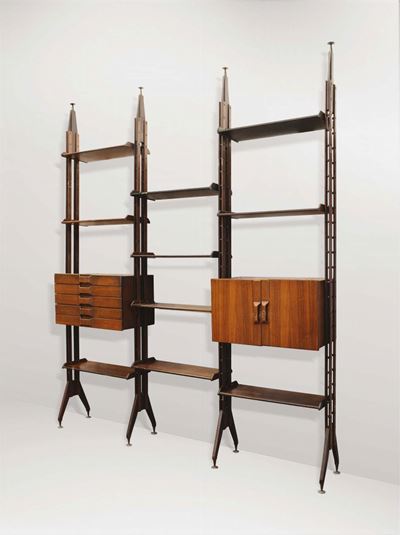 Libreria con Struttura in Legno, Sostegni e Dettagli in Metallo.