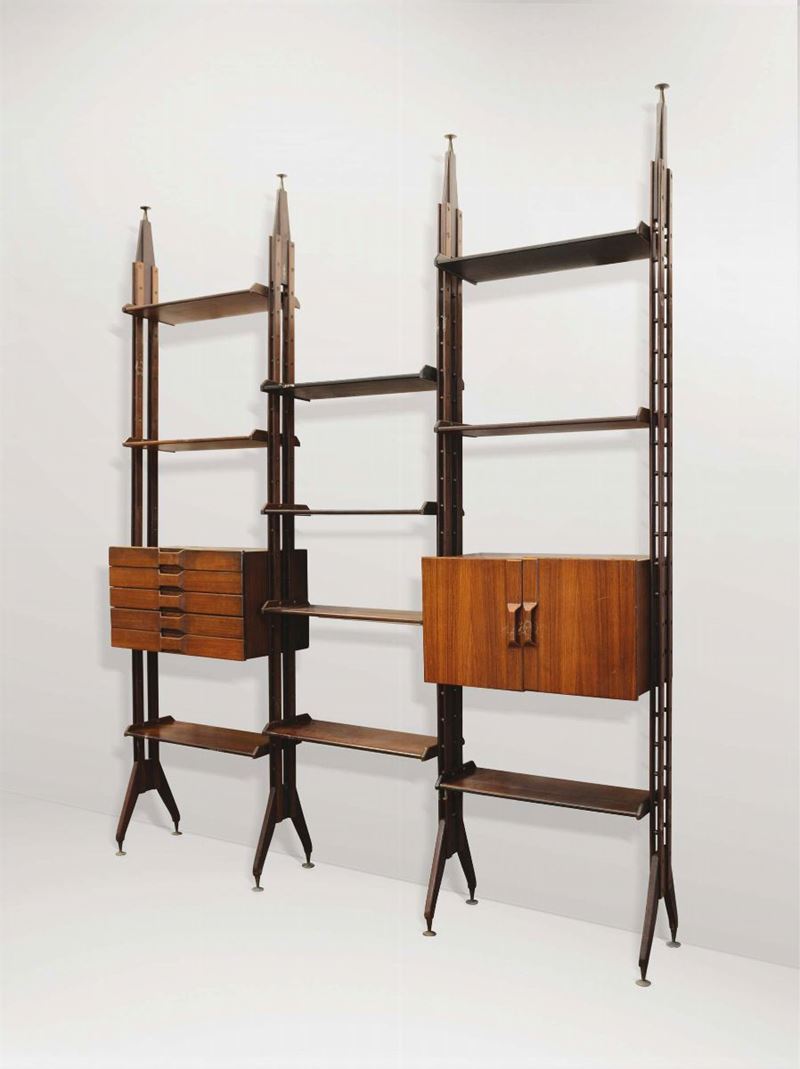 Libreria con struttura in legno, sostegni e dettagli in metallo.  - Auction Design I - Cambi Casa d'Aste