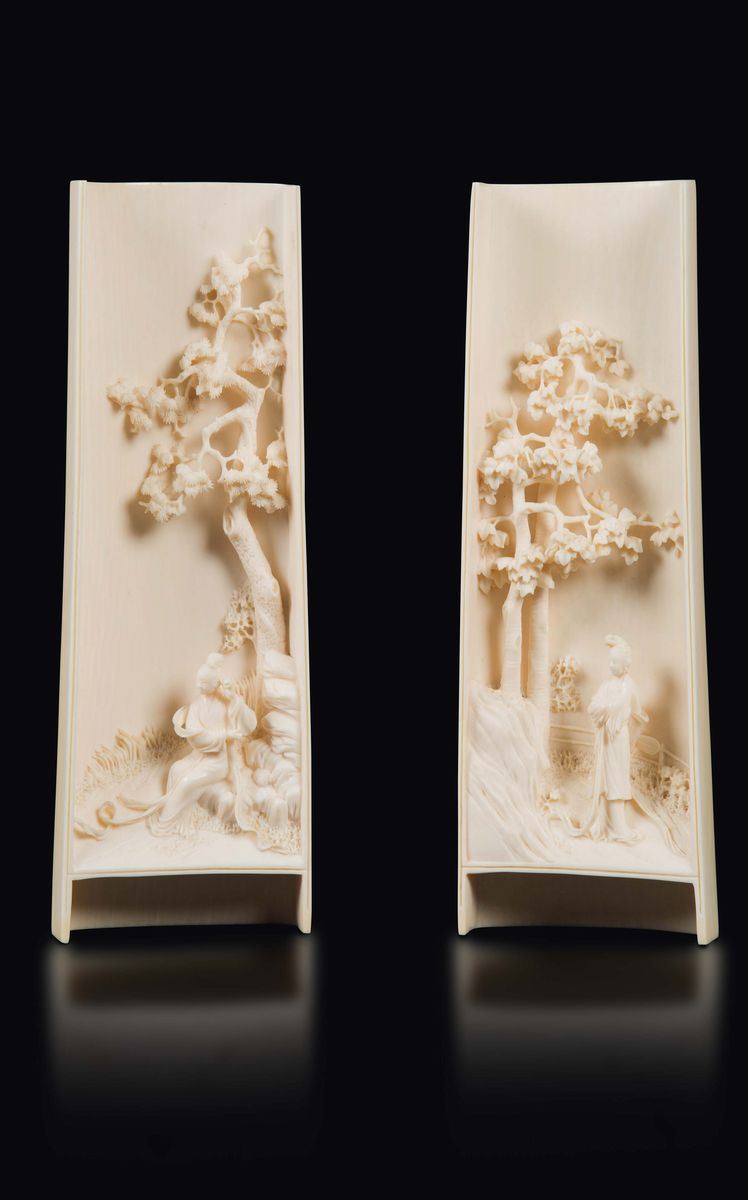 A pair of carved ivory wrist rests with Guanyin figures in a landscape, China, early 20th century  - Auction Fine Chinese Works of Art - I - Cambi Casa d'Aste