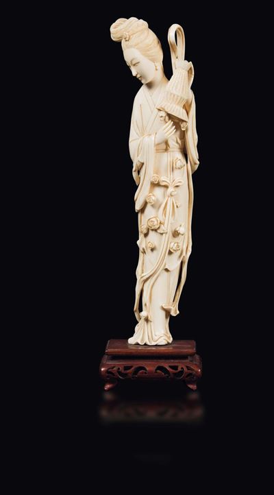 Figura di Guanyin con Cesto Scolpita in Avorio, Cina, Inizi XX Secolo