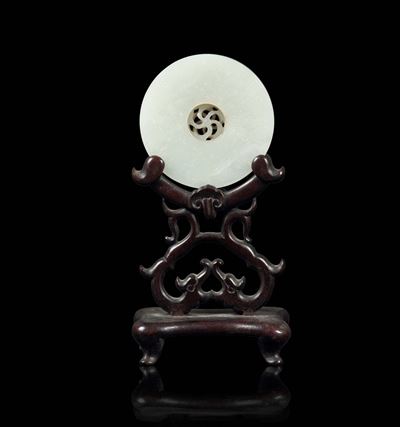 Disco Bi in Giada Bianca con Decoro Inciso e Medaglione Centrale Girevole, Cina, Dinastia Qing, X...