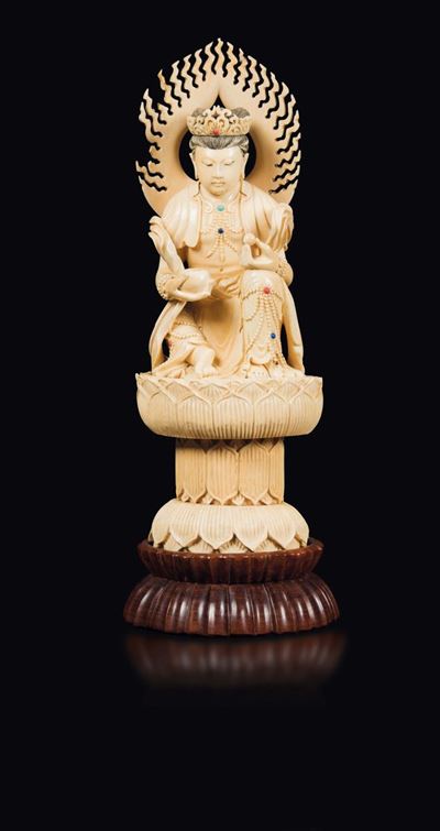 Figura di Buddha Sakiyamuni con Aura Seduto su Loto in Avorio Scolpito e Inserti in Pietre Dure, ...