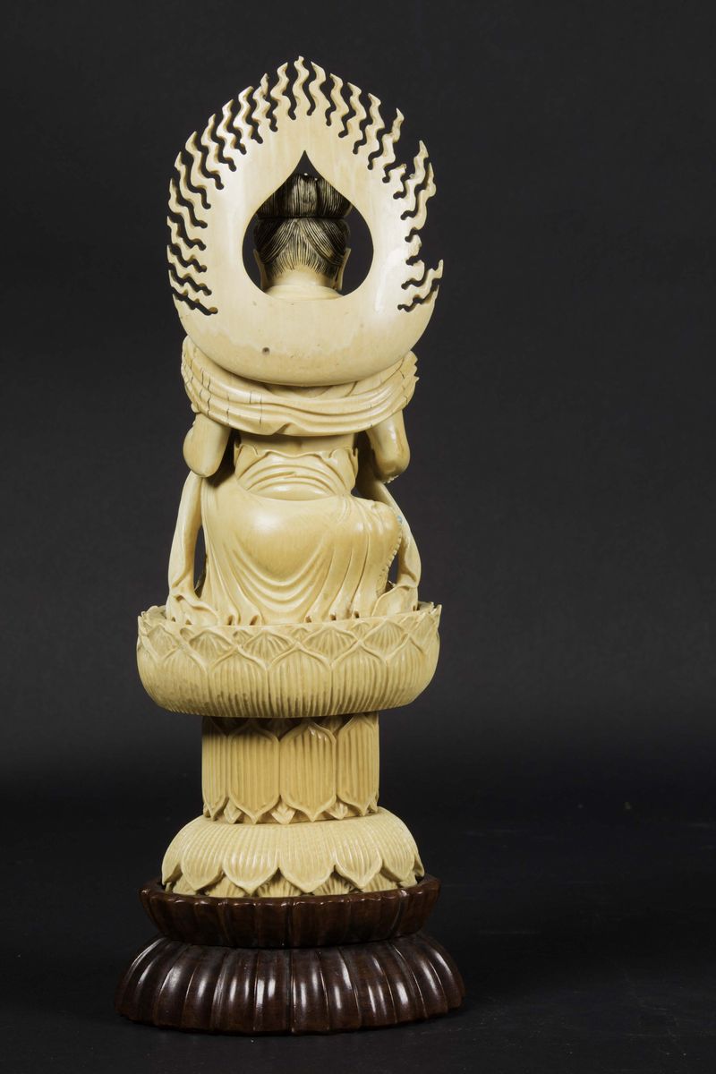 Figura di Buddha Sakiyamuni con Aura Seduto su Loto in Avorio Scolpito e Inserti in Pietre Dure, ...