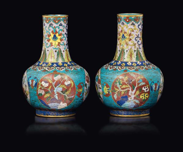 Coppia di vasi a smalti cloisonné con raffigurazioni naturalistiche entro riserve e motivi floreali, Cina, Dinastia Qing, XIX secolo