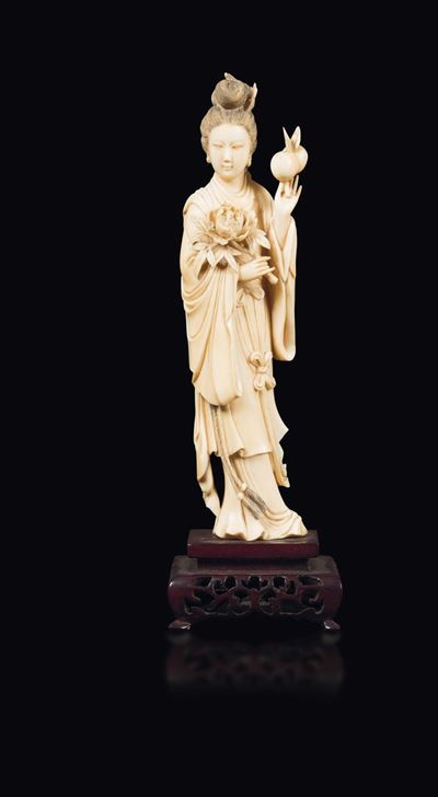 Figura di Guanyin con Mele in Avorio Scolpito, Cina, Inizi XX Secolo