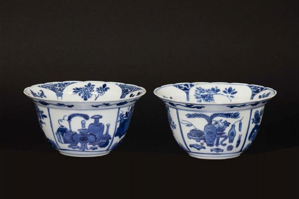 Coppa di ciotole in porcellana bianca e blu con motivi naturalistici, Cina, Dinastia Qing, epoca Kangxi (1662-1722)