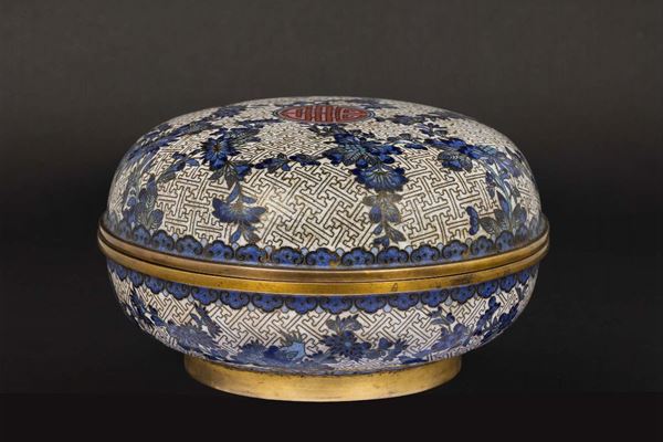Scatola circolare con coperchio a smalti cloisonnè con motivi vegetali floreali e geometrici sui toni del blu e del bianco, Cina, Dinastia Qing, XIX secolo