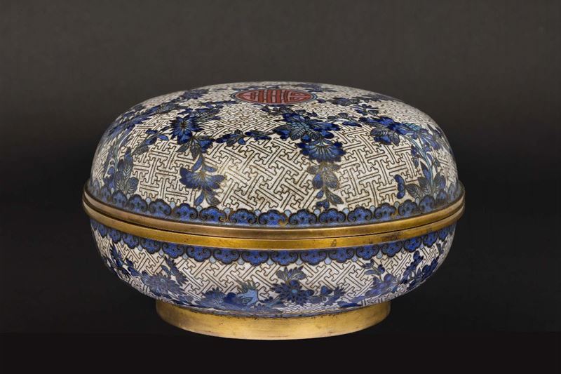 A round box with a lid in cloisonné enamels with floral, botanical and geometric motifs in the hues of blue and white, China, Qing Dynasty, 19th century  - Auction Chinese Works of Art - Cambi Casa d'Aste