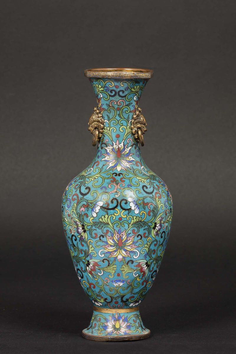 A cloisonné glazed vase with a lotus flower decor and ring handles with Pho dog mascarons, China, early 20th century  - Auction Chinese Works of Art - Cambi Casa d'Aste