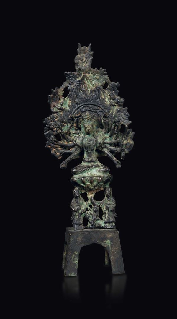 Figura di Buddha in bronzo seduto su fiore di loto su piedistallo con aura flying apsarases, Cina, Dinastia Wei del Nord (386-534)