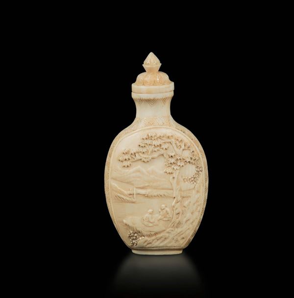 Snuff bottle in avorio finemente intagliata con personaggi entro paesaggio, Cina, Dinastia Qing, XIX secolo