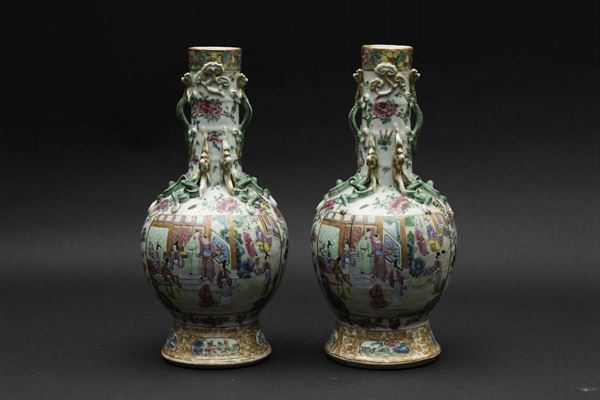 Coppia di vasi in porcellana Canton a smalti policromi con scene di vita comune e figure di draghi in  [..]